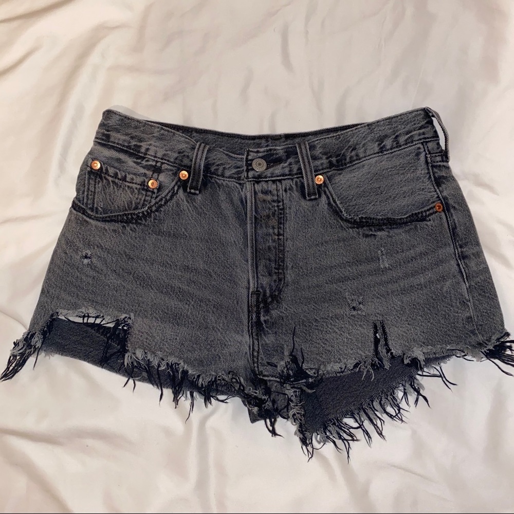 NWOT Levi’s 501 black washed cutoff denim shorts
